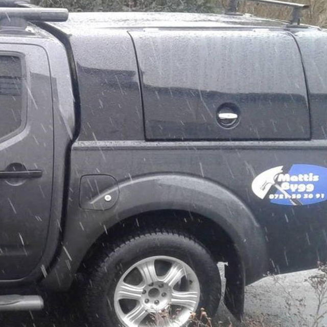 Mörkgrå pickup med tak
